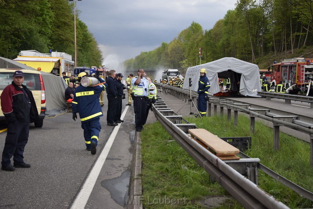 VU Gefahrgut LKW umgestuerzt A 4 Rich Koeln Hoehe AS Gummersbach P105.JPG - Miklos Laubert